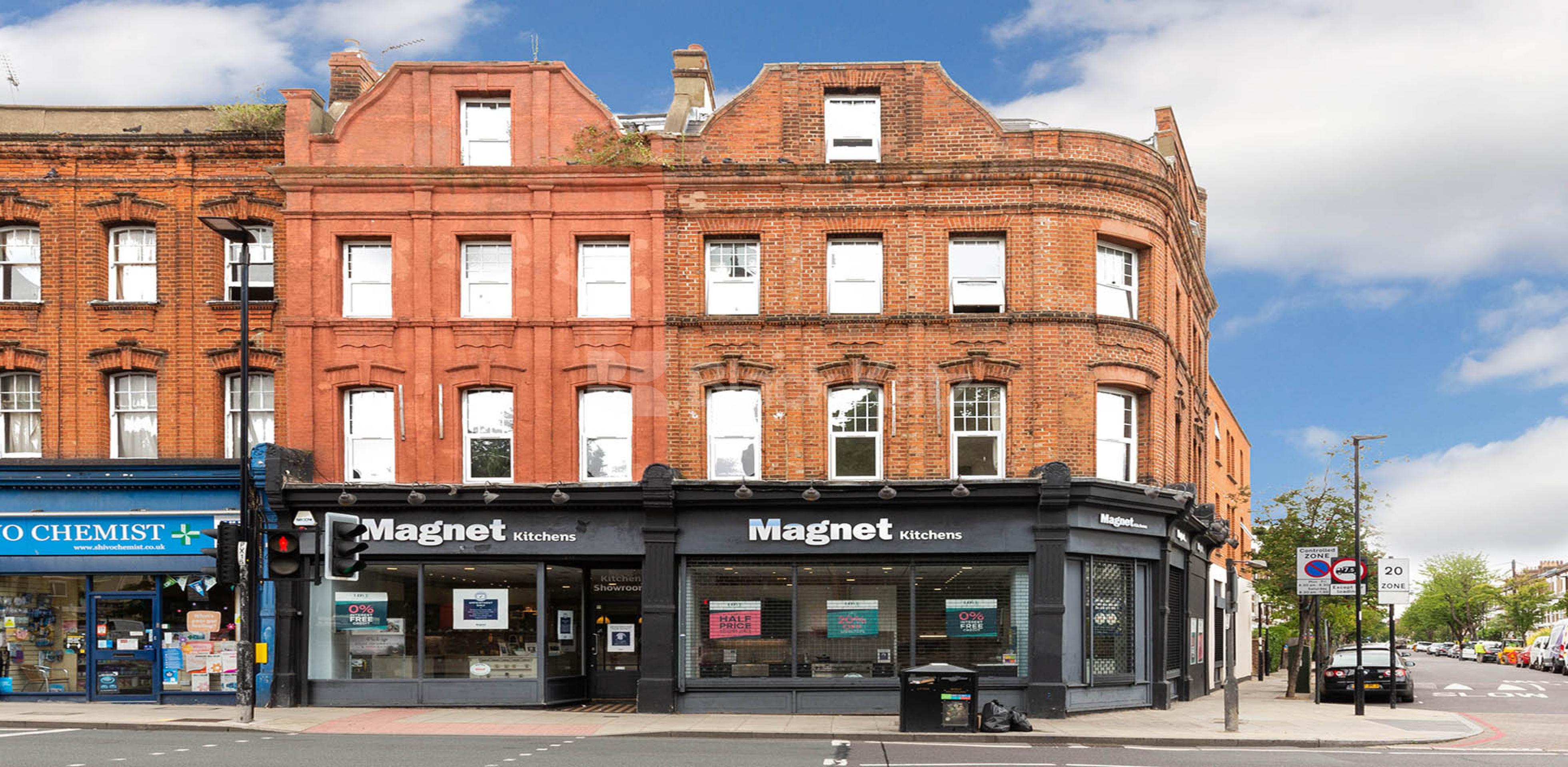 			LARGE 2/3 BED MINS TO TUBE AND SHOPS! , 2 Bedroom, 1 bath, 1 reception Flat			 Criterion Mews, ARCHWAY N19